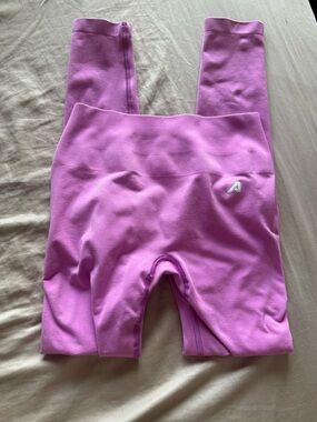 Alphalete Mid Rise Pump Leggings in Orchid